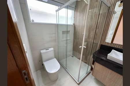 Casa de condomínio para alugar com 180m², 3 quartos e 4 vagasBanheiro da Suíte 2