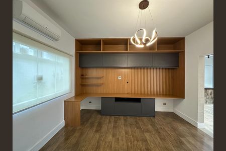 Casa de condomínio para alugar com 180m², 3 quartos e 4 vagasSala de TV