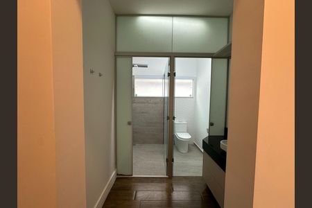 Casa de condomínio para alugar com 180m², 3 quartos e 4 vagasBanheiro da Suíte 1