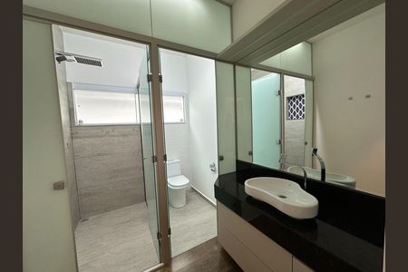 Casa de condomínio para alugar com 180m², 3 quartos e 4 vagasBanheiro da Suíte 1