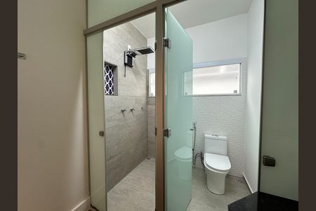 Casa de condomínio para alugar com 180m², 3 quartos e 4 vagasBanheiro da Suíte 1