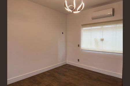 Casa de condomínio para alugar com 180m², 3 quartos e 4 vagasSala de TV