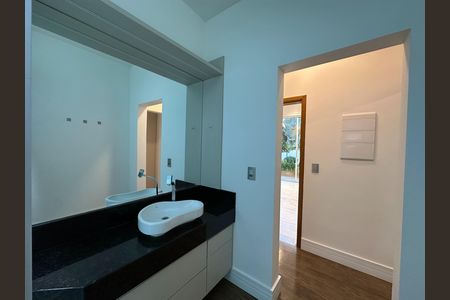 Casa de condomínio para alugar com 180m², 3 quartos e 4 vagasBanheiro da Suíte 1