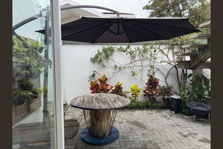Casa de condomínio para alugar com 180m², 3 quartos e 4 vagasÁrea externa