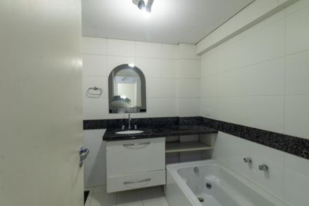 Apartamento à venda com 120m², 4 quartos e 2 vagas Apartamento à venda com 120m², 4 quartos e 2 vagasBanheiro da Suite