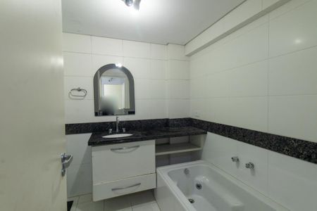 Apartamento à venda com 120m², 4 quartos e 2 vagas Apartamento à venda com 120m², 4 quartos e 2 vagasBanheiro da Suite