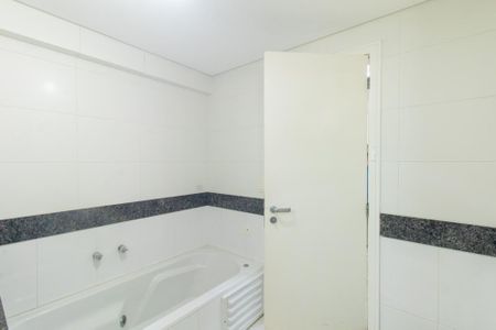 Apartamento à venda com 120m², 4 quartos e 2 vagas Apartamento à venda com 120m², 4 quartos e 2 vagasBanheiro da Suite