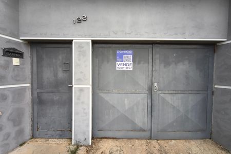 Casa à venda com 190m², 2 quartos e 4 vagas Casa à venda com 190m², 2 quartos e 4 vagasPLACA INSTALADA NO IMÓVEL