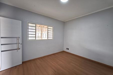 Casa à venda com 190m², 2 quartos e 4 vagas Casa à venda com 190m², 2 quartos e 4 vagasSala