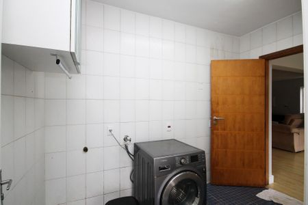 Casa de condomínio para alugar com 648m², 5 quartos e 6 vagas Casa de condomínio para alugar com 648m², 5 quartos e 6 vagasLavanderia
