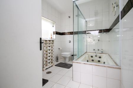 Casa de condomínio para alugar com 648m², 5 quartos e 6 vagas Casa de condomínio para alugar com 648m², 5 quartos e 6 vagasBanheiro Suíte 1
