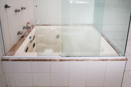 Casa de condomínio para alugar com 648m², 5 quartos e 6 vagas Casa de condomínio para alugar com 648m², 5 quartos e 6 vagasBanheiro Suíte 1