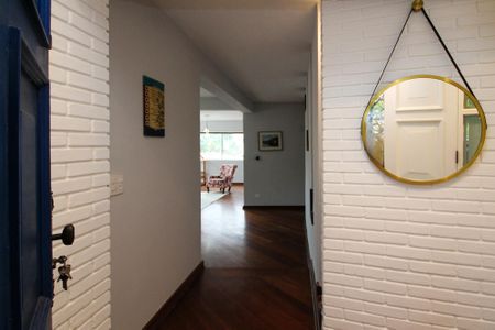 Casa de condomínio para alugar com 648m², 5 quartos e 6 vagas Casa de condomínio para alugar com 648m², 5 quartos e 6 vagasEntrada