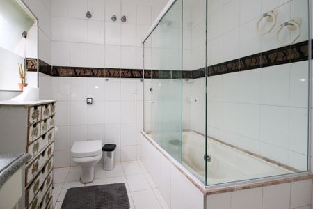 Casa de condomínio para alugar com 648m², 5 quartos e 6 vagas Casa de condomínio para alugar com 648m², 5 quartos e 6 vagasBanheiro Suíte 1