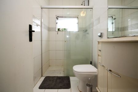 Casa de condomínio para alugar com 648m², 5 quartos e 6 vagas Casa de condomínio para alugar com 648m², 5 quartos e 6 vagasBanheiro Suíte 3