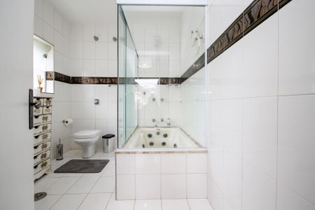 Casa de condomínio para alugar com 648m², 5 quartos e 6 vagas Casa de condomínio para alugar com 648m², 5 quartos e 6 vagasBanheiro Suíte 1