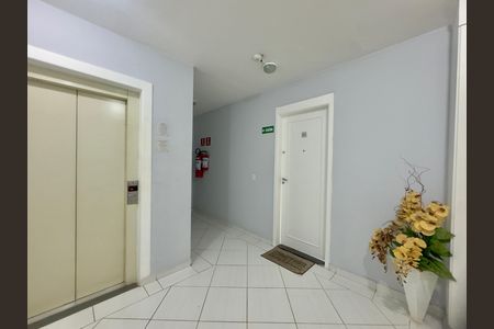 Apartamento para alugar com 44m², 2 quartos e 1 vaga Apartamento para alugar com 44m², 2 quartos e 1 vagaHall elevador