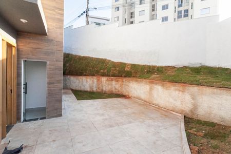 Casa à venda com 100m², 3 quartos e 2 vagas Casa à venda com 100m², 3 quartos e 2 vagasEntrada