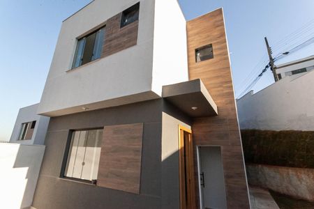 Casa à venda com 100m², 3 quartos e 2 vagas Casa à venda com 100m², 3 quartos e 2 vagasFachada