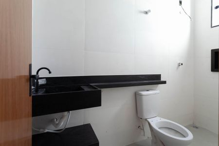 Casa à venda com 100m², 3 quartos e 2 vagas Casa à venda com 100m², 3 quartos e 2 vagasBanheiro social