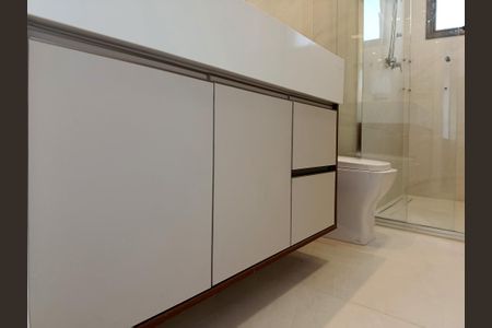 Apartamento à venda com 275m², 3 quartos e 4 vagas Apartamento à venda com 275m², 3 quartos e 4 vagasBanheiro do closet da Suíte 3