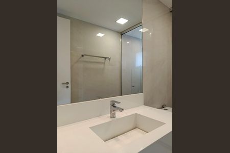 Apartamento à venda com 275m², 3 quartos e 4 vagas Apartamento à venda com 275m², 3 quartos e 4 vagasBanheiro do closet da Suíte 3