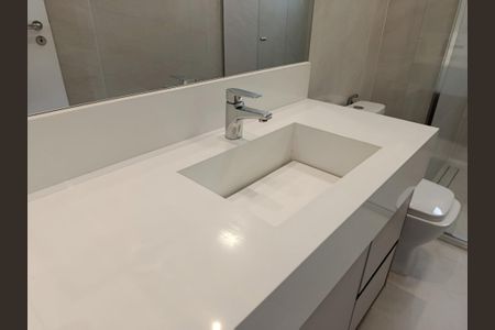 Apartamento à venda com 275m², 3 quartos e 4 vagas Apartamento à venda com 275m², 3 quartos e 4 vagasBanheiro do closet da Suíte 3