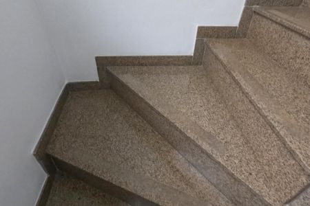 Casa para alugar com 120m², 3 quartos e 4 vagasEscadas para o 2º Piso