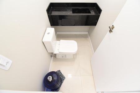 Casa de condomínio à venda com 250m², 3 quartos e 2 vagasLavabo