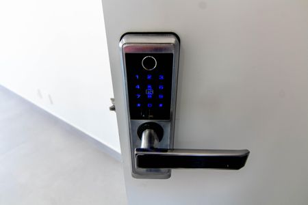 FECHADURA ELETRÔNICA de apartamento para alugar com 2 quartos, 57m² em Botafogo, Campinas