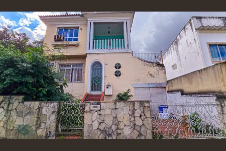 Casa para alugar com 78m², 2 quartos e 1 vaga Casa para alugar com 78m², 2 quartos e 1 vagaFachada casa com placa
