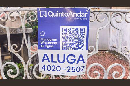 Casa para alugar com 78m², 2 quartos e 1 vaga Casa para alugar com 78m², 2 quartos e 1 vagaFachada casa com placa