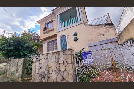 Casa para alugar com 78m², 2 quartos e 1 vaga Casa para alugar com 78m², 2 quartos e 1 vagaFachada casa com placa