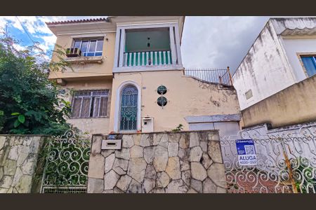 Casa para alugar com 78m², 2 quartos e 1 vaga Casa para alugar com 78m², 2 quartos e 1 vagaFachada casa com placa
