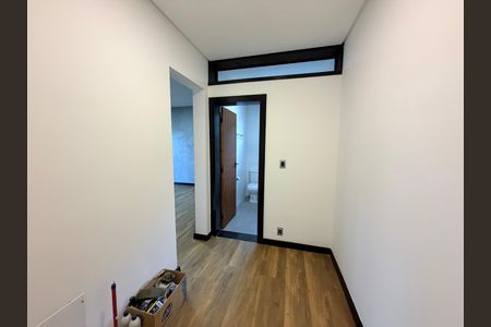 Casa de condomínio para alugar com 495m², 7 quartos e 4 vagas Casa de condomínio para alugar com 495m², 7 quartos e 4 vagasBanheiro de serviço