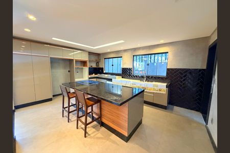 Casa de condomínio para alugar com 495m², 7 quartos e 4 vagas Casa de condomínio para alugar com 495m², 7 quartos e 4 vagasSala de jantar