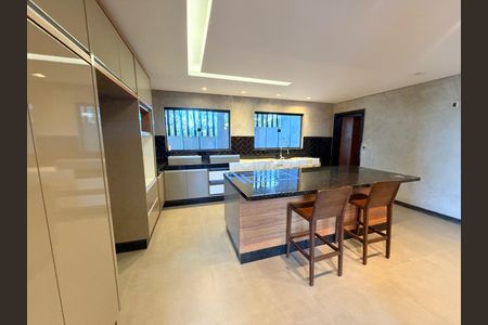 Casa de condomínio para alugar com 495m², 7 quartos e 4 vagas Casa de condomínio para alugar com 495m², 7 quartos e 4 vagasSala de jantar