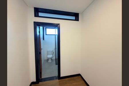 Casa de condomínio para alugar com 495m², 7 quartos e 4 vagas Casa de condomínio para alugar com 495m², 7 quartos e 4 vagasBanheiro de serviço