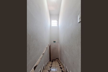 Casa à venda com 100m², 4 quartos e 1 vaga Casa à venda com 100m², 4 quartos e 1 vagaEscadas