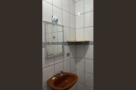 Banheiro de casa para alugar com 2 quartos, 65m² em Vila Zat, São Paulo
