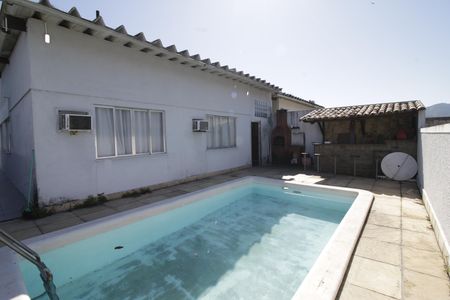 Casa de condomínio à venda com 250m², 5 quartos e 2 vagasDespensa