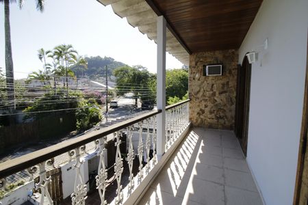 Casa de condomínio à venda com 250m², 5 quartos e 2 vagasVaranda