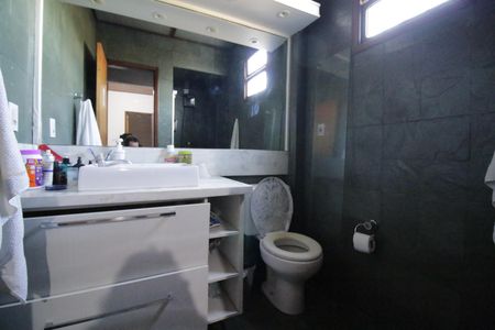 Casa de condomínio à venda com 250m², 5 quartos e 2 vagasBanheiro