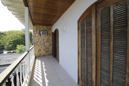 Casa de condomínio à venda com 250m², 5 quartos e 2 vagasVaranda