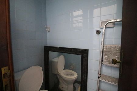 Casa de condomínio à venda com 250m², 5 quartos e 2 vagasBanheiro de serviço