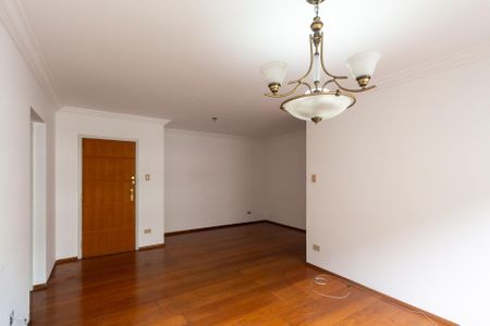 Apartamento à venda com 106m², 4 quartos e 1 vagaSala de estar com piso de madeira e iluminação adequada.
