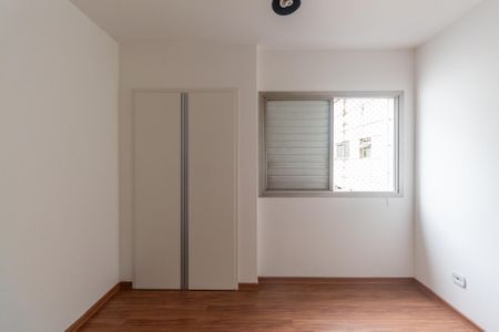 Apartamento à venda com 106m², 4 quartos e 1 vagaSala com móveis brancos e madeira no chão, com uma janela com persianas e uma luz no teto.