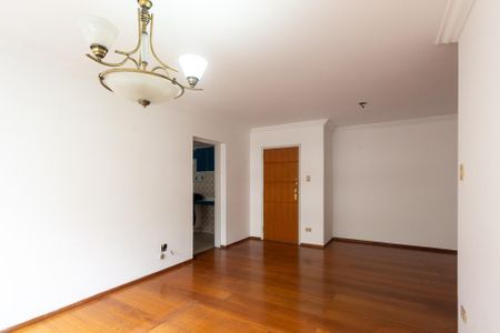Apartamento à venda com 106m², 4 quartos e 1 vagaSala com iluminação adequada e piso de madeira, sem móveis ou decoração.