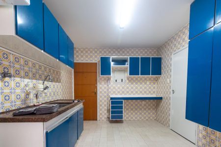 Apartamento à venda com 106m², 4 quartos e 1 vagaCozinha com azulejos portugueses e móveis azuis e brancos, com uma pia e uma geladeira.