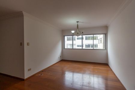 Sala com piso de madeira e iluminação adequada, sem móveis ou decoração. de apartamento à venda com 4 quartos, 106m² em Jardim Paulista, São Paulo